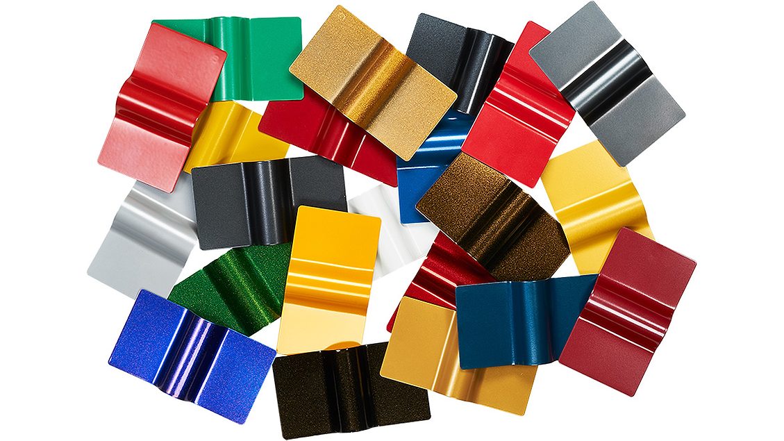 Metallic effect paint sample with halogen-free effect pigments